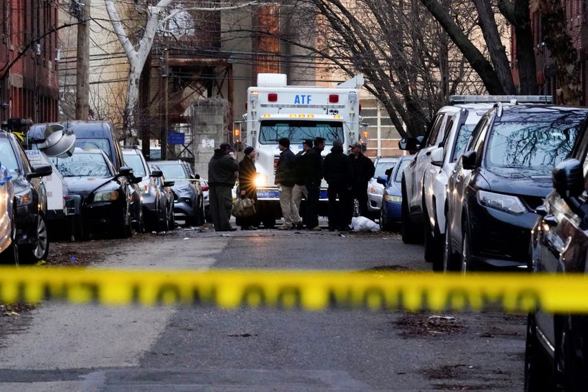 Funcionarios hablan junto a un vehiculo de emergencias cerca de la escena donde ocurrió un incendio fatal&nbsp;