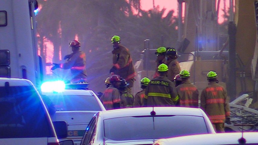 Rescatistas trabajaban en la recuperación de los cuerpos de las víctimas del colapso de un puente en Miami-Dade.