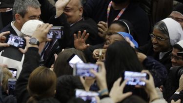 El papa Francisco negocia los t&eacute;rminos de un beso con una monja que trae una pa&ntilde;oleta azul en la cabeza al iniciar su audiencia general en el Vaticano, el mi&eacute;rcoles 8 de enero de 2020.&nbsp;