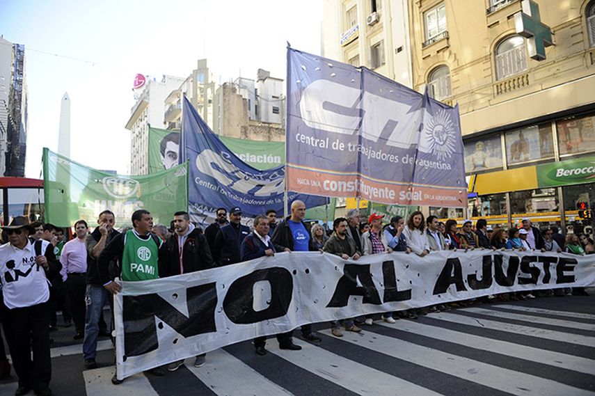 Miembros de los sindicatos adeptos al ala opositora de la Central de los Trabajadores Argentinos (CTA) asistena una marcha previa a la huelga general de 24 horas de este martes, en Buenos Aires (Argentina). (EFE)