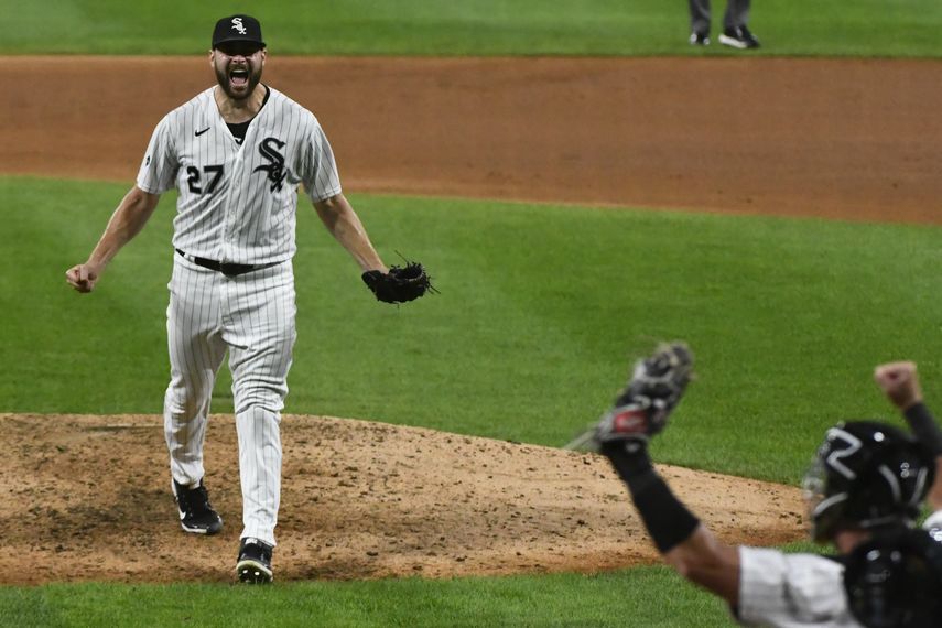 Lucas Giolito, abridor de los Medias Blancas, festeja con el c&aacute;tcher James McCann, tras lanzar un juego sin hit el martes 25 de agosto de 2020, ante los Piratas de Pittsburgh, en Chicago&nbsp;