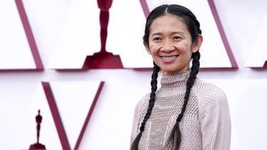 Chloé Zhao asiste a la 93 entrega anual de los premios de la Academia en Union Station el 25 de abril de 2021 en Los Angeles, California. La realizadora de 39 años se convierte en la segunda directora condecorada con un Oscar.