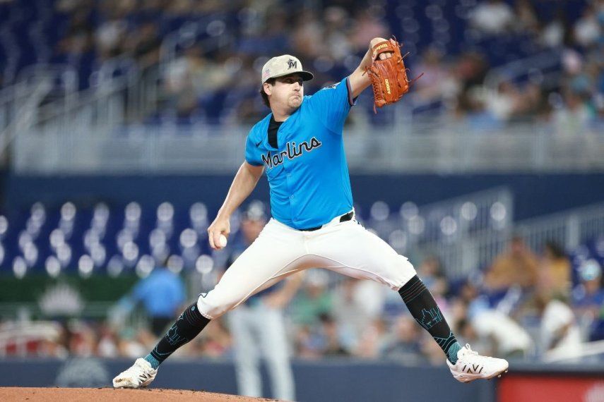 El derecho Cal Quantrill, de los Marlins de Miami, trabaja durante un desafío contra los Rays de Tampa Bay, el 18 de mayo de 2025.