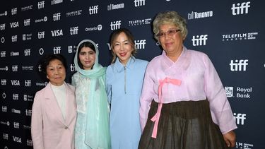 De izquierda a derecha: Hang Soon Duk, la activista y productora paquistaní Malala Yousafzai, la directora y productora coreana Sue Kim y Lee Hee Soon asisten al estreno mundial del documental The Last of the Sea Women en el teatro TIFF Lightbox durante el Festival Internacional de Cine de Toronto (TIFF ) en Toronto, Ontario, Canadá, el 8 de septiembre de 2024.