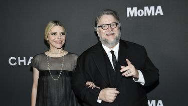 El homenajeado Guillermo del Toro y su esposa, Kim Morgan, llegan a la Gala Benéfica Cinematográfica 2022 del Museo de Arte Moderno de Nueva York, presentada por Chanel, en el MoMA el 8 de diciembre de 2022 en Nueva York.
