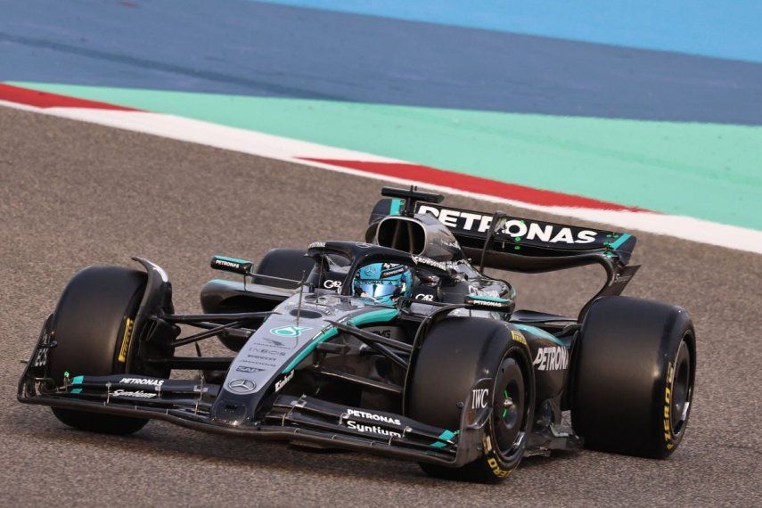 El piloto británico George Russell, de Mercedes, maneja durante el tercer día de pruebas en el Circuito de Sakhir, el 28 de febrero de 2025.