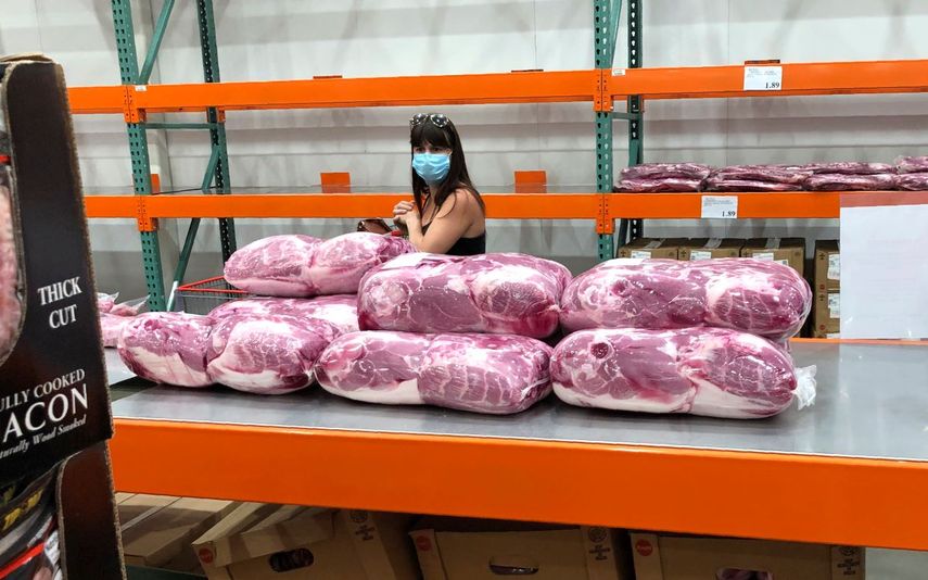 Una mujer en un establecimiento de venta de carne&nbsp;