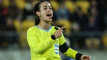 La árbitra mexicana Katia Itzel García durante un partido entre Nueva Zelanda y Australia, el 25 de julio de 2023.