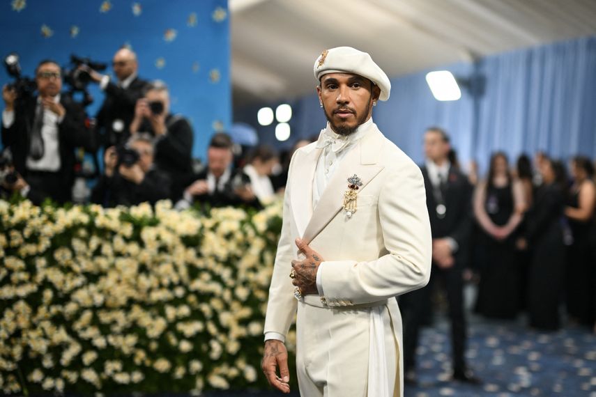 El piloto británico Lewis Hamilton llega a la Gala del Met 2025 en el Museo Metropolitano de Arte el 5 de mayo de 2025 en Nueva York. La gala recauda fondos para el Instituto del Traje del Museo Metropolitano de Arte.