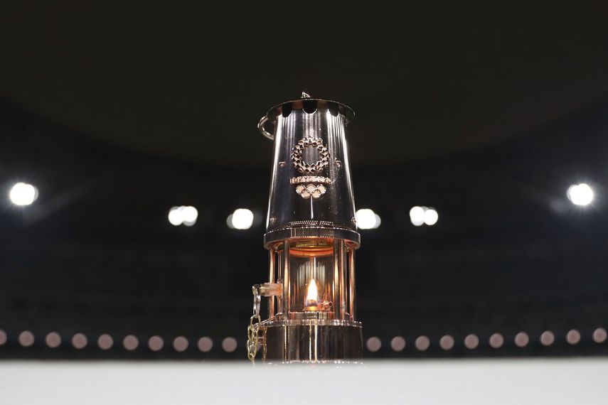 En 2019, cuando comenz&oacute; la cuenta regresiva de un a&ntilde;o, hubo un espect&aacute;culo pirot&eacute;cnico en la Bah&iacute;a de Tokio, y varias celebridades locales presentaron los dise&ntilde;os de las medallas en un espect&aacute;culo de coreograf&iacute;a perfecta.