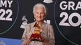 La cantante cubana Ángela Álvarez posa con el Latin Grammy a la artista revelación.&nbsp;