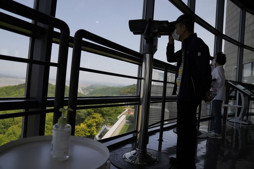 Una botella de sanitizante de manos yace sobre una mesa para que la usen los visitantes que deseen utilizar los binoculares para ver Corea del Norte desde el observatorio de unificación, el jueves 12 de mayo de 2022, en Paju, Corea del Sur.&nbsp;