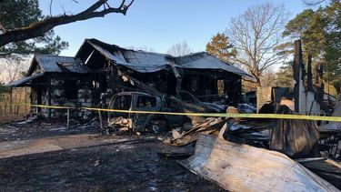 La foto provista por WLBT-TV muestra una casa dañada por las llamas en Clinton, Mississippi, EEUU, sábado 8 de febrero de 2020. Una mujer y sus seis hijos murieron en el incendio de la vivienda, informaron las autoridades. 