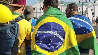 Seguidores de Brasil caminan por el centro de Kazan, en Rusia. Brasil se enfrenta a Bélgica este viernes 6 de julio en cuartos de final del Mundial Rusia 2018.