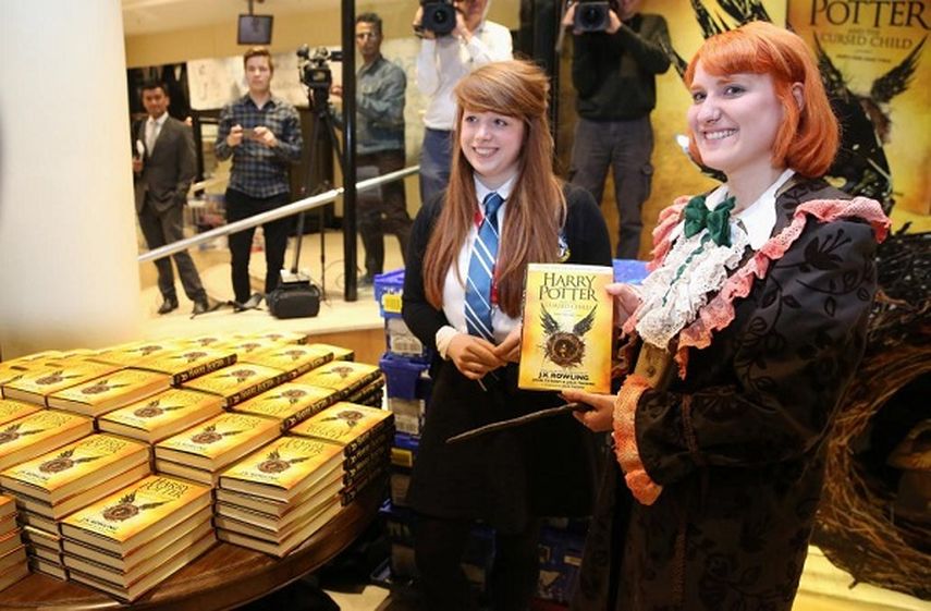 Niñas comprando el libro Harry Potter and the Cursed Child. (EFE)