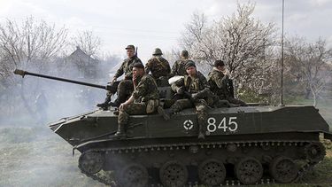 Soldados en un vehículo de combate de infantería toman posiciones en las afueras de la ciudad de Kramatorsk (región de Donetsk), Ucrania.EFE/Anastasia Vlasova