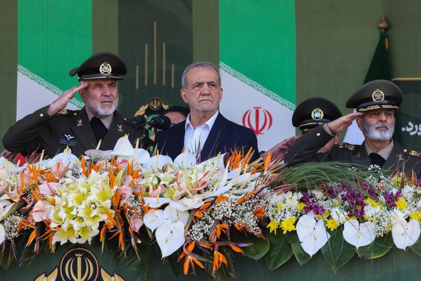 El presidente de Irán, Masoud Pezeshkian (centro), observa un desfile militar durante una ceremonia que conmemora el Día del Ejército en Teherán, el 18 de abril de 2025.