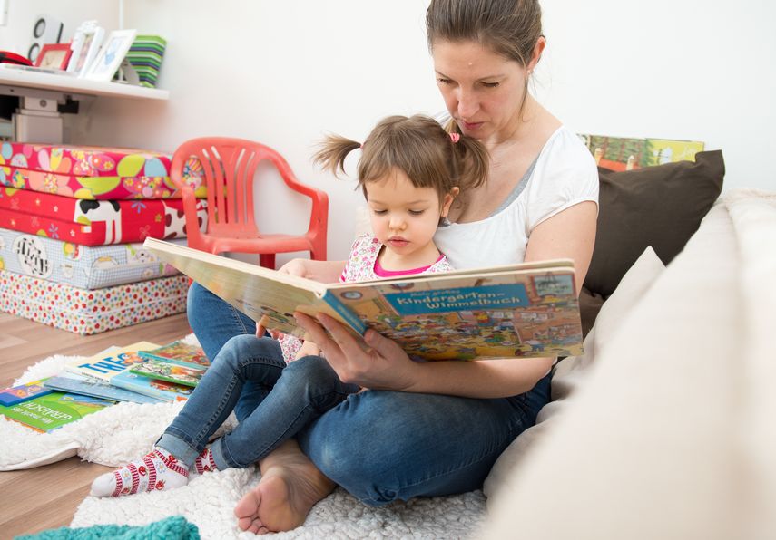 El hábito de leer se enseña a los hijos desde muy temprana edad. d