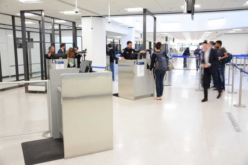 Zona de acceso de miembros del programa de viajeros confiables (Global entry) en el Aeropuerto Internacional de Miami.