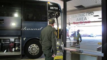 Agentes de la Oficina de Aduanas y Protecci&oacute;n Fronteriza suben a un autob&uacute;s Greyhound dirigido a Portland, Oregon. &nbsp;
