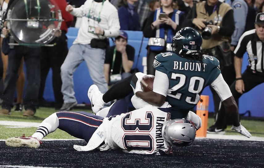 LeGarrette Blount contra Duron Harmon, en otro momento del partido.