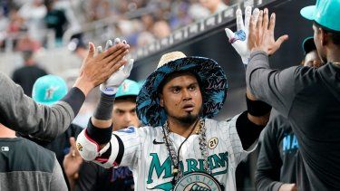 El venezolano Luis Arráez recibe felicitaciones tras batear un jonrón solitario en el séptimo inning del duelo ante los Bravos de Atlanta, el viernes 15 de septiembre de 2023.