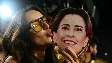 Una mujer besa una máscara que representa a la actriz brasileña Fernanda Torres durante la primera noche de carnaval en el Sambódromo Marques de Sapucai en Río de Janeiro, Brasil, el 3 de marzo de 2025.