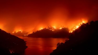 Incendios forestales cerca del lago Berryessa, en Napa, California, el miércoles 19 de agosto de 2020. Docenas de incendios forestales han sido provocados por rayos.&nbsp;