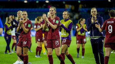 Abbie McManus (c) celebra con la selección femenina de fútbol de Inglaterra tras batir por un ajustado 1-0 al combinado de Argentina en su segundo compromiso del Grupo D.