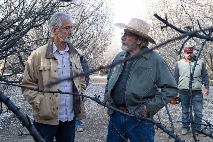 En esta imagen proporcionada por Momentum Pictures, David Strathairn, a la izquierda, y Edward James Olmos en una escena de The Devil Has a Name, una película sobre codicia corporativa dirigida por Olmos.