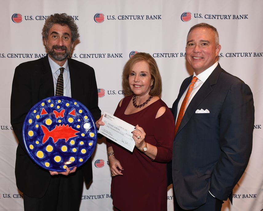 El ganador del Premio Lydia Cabrera 2016, Mitchell Kaplan junto a&nbsp;Aida levitan y Luis De La Aguilera.