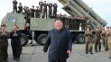 El líder norcoreano Kim Jong Un tras la prueba de una plataforma lanza-misiles en una ubicación desconocida de Corea del Norte, el 24 de agosto del 2019 El líder norcoreano Kim Jong Un tras la prueba de una plataforma lanza-misiles en una ubicación desconocida de Corea del Norte, el 24 de agosto del 2019