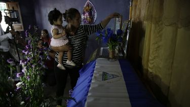 Familiares asisten al velorio de Leyling Ezequiel Chavarria, joven de 16 años, víctima de la violencia del régimen de Daniel Ortega en el municipio de Jinotega, Nicaragua.