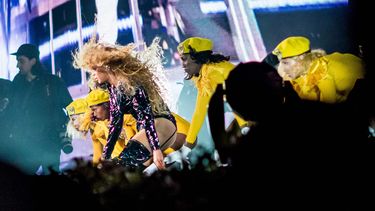 Con una grada montada sobre el escenario y un show tremendo más propio de una gira en solitario que de una parada en un festival, Beyoncé arrancó por todo lo alto soltando de primeras Crazy in Love, Formation y Sorry. 