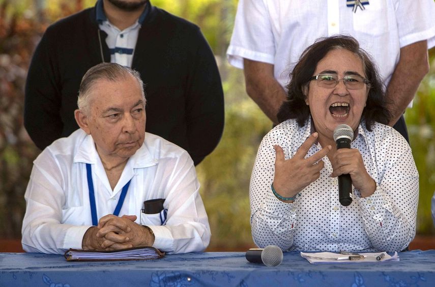 El jefe negociador de la opositora Alianza Cívica, Carlos Tünnermann (izq.), y la integrante del equipo negociador de la Alianza Cívica, Azahalea Solís.