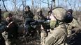 Miembros del ejército de Ucrania reciben entrenamiento sobre nuevas armas.