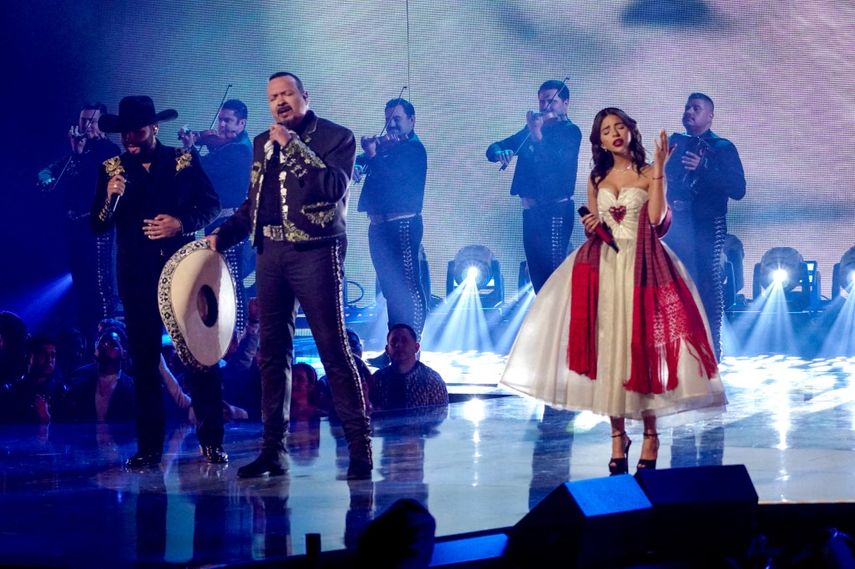 Leonardo Aguilar, Pepe Aguilar y Ángela Aguilar actúan en el escenario durante el 37º Premio Lo Nuestro de Univision en el Kaseya Center el 20 de febrero de 2025 en Miami, Florida.