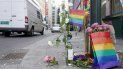 Flores acompañadas por los colores del orgullo gay yacen en el sitio donde un hombre armado se puso a disparar, el sábado 25 de junio de 2022, en el centro de Oslo. 