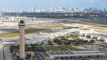 Vista parcial del Aeropuerto Internacional de Miami, con el centro de la ciudad en el fondo.