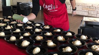 El chef&nbsp;Chris Vald&eacute;s prepara alimentos para distribuir en el sur de la Florida.&nbsp;