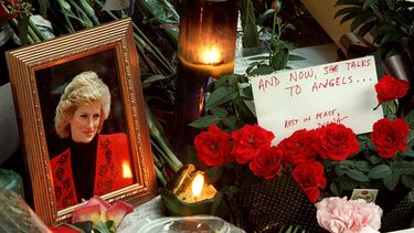En esta foto de archivo tomada el 4 de septiembre de 1997, velas, flores y otros tributos se alinean en los escalones de la Embajada Británica en Washington, DC, en memoria de Diana, princesa de Gales.
