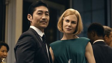 En esta imagen proporcionada por Prime Video, Brian Tee y Nicole Kidman en una escena de The Expats.&nbsp;