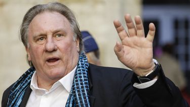 El actor francés Gerard Depardieu saluda cuando llega al Ayuntamiento de Bruselas para una ceremonia como parte del Festival Internacional de Cine de Bruselas (Briff) el 25 de junio de 2018.