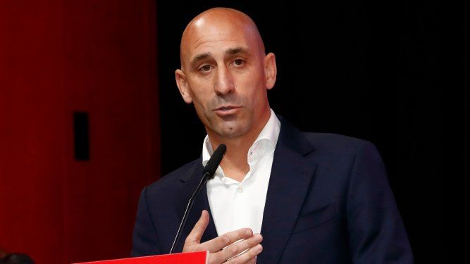 El expresidente de la Federación Española de Fútbol, Luis Rubiales, interviene en una asamblea general extraordinaria de la institución, en Las Rozas, Madrid, España, el 25 de agosto de 2023.&nbsp;
