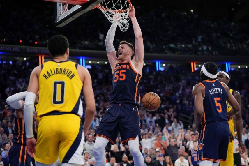 Isaiah Hartenstein (55), de los Knicks de Nueva York, clava el balón frente a Tyrese Haliburton (0), de los Pacers de Indiana, durante la segunda mitad del Juego 2 en la serie de playoffs de segunda ronda de baloncesto de la NBA, el miércoles 8 de mayo de 2024, en Nueva York. Los Knicks ganaron 130-121.  Isaiah Hartenstein (55), de los Knicks de Nueva York, clava el balón frente a Tyrese Haliburton (0), de los Pacers de Indiana, durante la segunda mitad del Juego 2 en la serie de playoffs de segunda ronda de baloncesto de la NBA, el miércoles 8 de mayo de 2024, en Nueva York. Los Knicks ganaron 130-121.