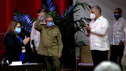 Raúl Castro saluda en la sesión inaugural del VIII Congreso del Partido Comunista de Cuba mientras el gobernante cubano Miguel Díaz-Canel, a la derecha, aplaude en el Palacio de Convenciones en La Habana.&nbsp;