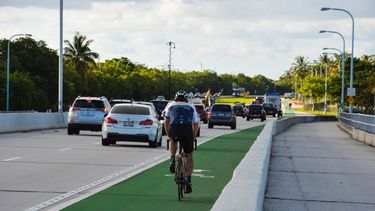 Un ciclista transita por Bear Cut Bridge, la continuación del Rickenbacker Causeway que une a Miami con Key Biscayne.