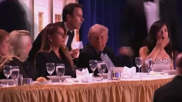 Captura de imagen de un video facilitado por la Casa Blanca. El presidente de EEUU, Donald Trump, dijo este sábado que el tirador que irrumpió en el hotel donde el mandatario participaba en una cena con corresponsales en Washington fue interceptado y detenido por el Servicio Secreto y que disparó a un agente, pero indicó que la bala impactó en su chaleco antibalas.&nbsp;