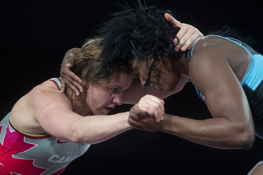 La canadiense Erica Wiebe (izquierda) sujeta a la cubana Milaimys Mar&iacute;n durante un combate de la divisi&oacute;n de 76 kg femenino en el torneo eliminatorio Panamericano de lucha, el s&aacute;bado 14 de marzo de 2020, en Ottawa.&nbsp;