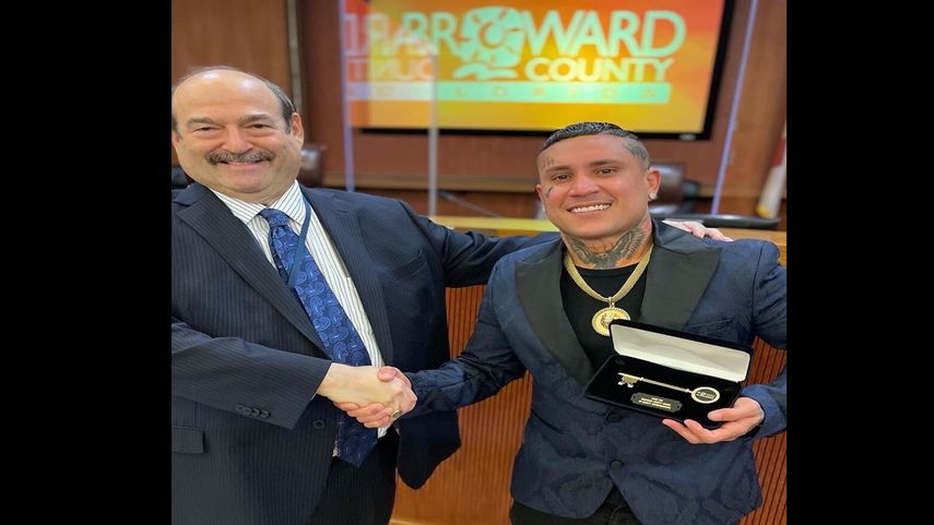 Steve Geller, comisionado del distrito 5 de Broward County, le otorgó la llave al cubano Osmani García.